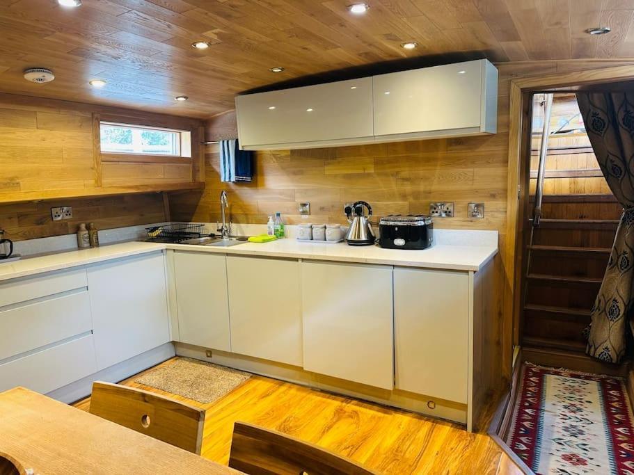 Unique Houseboat Experience I Central City Break ヨーク エクステリア 写真