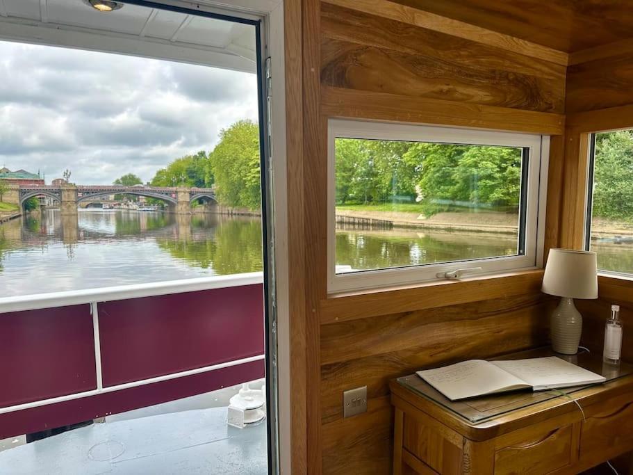 Unique Houseboat Experience I Central City Break ヨーク エクステリア 写真